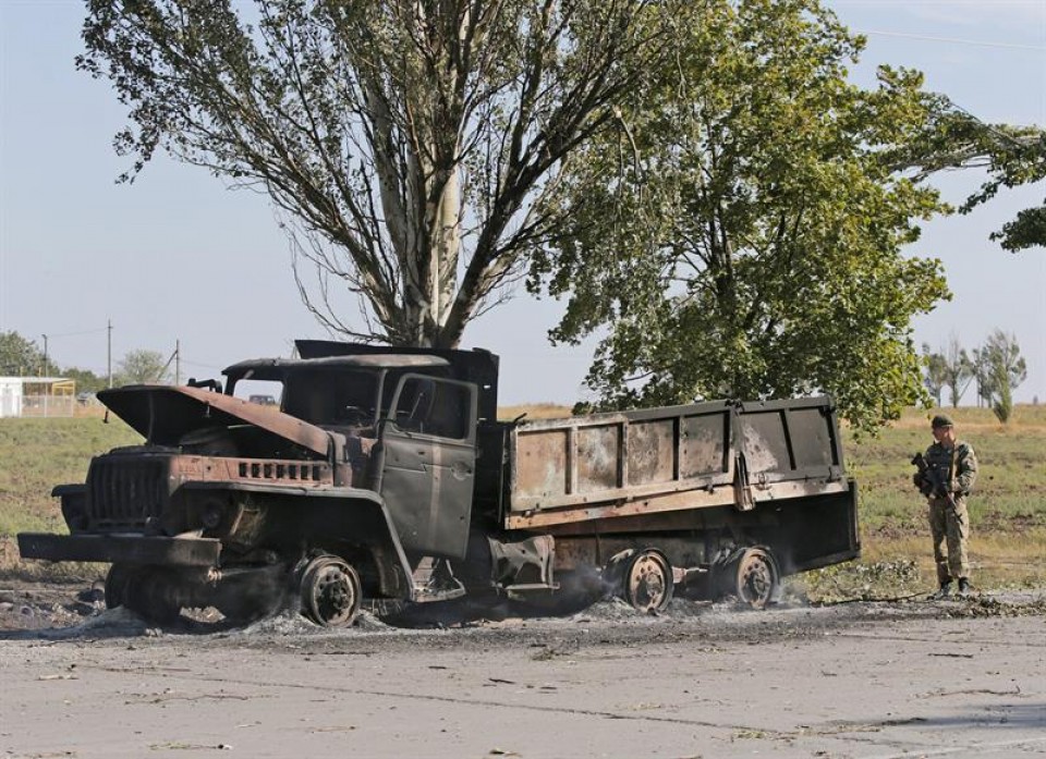 Camión quemado en la localidad de Mariupol (Ucrania). Foto: EFE