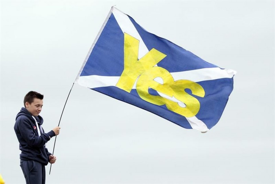 Un joven con una bandera escocesa con un "Sí" escrito en ella en Edimburgo. Foto: EFE