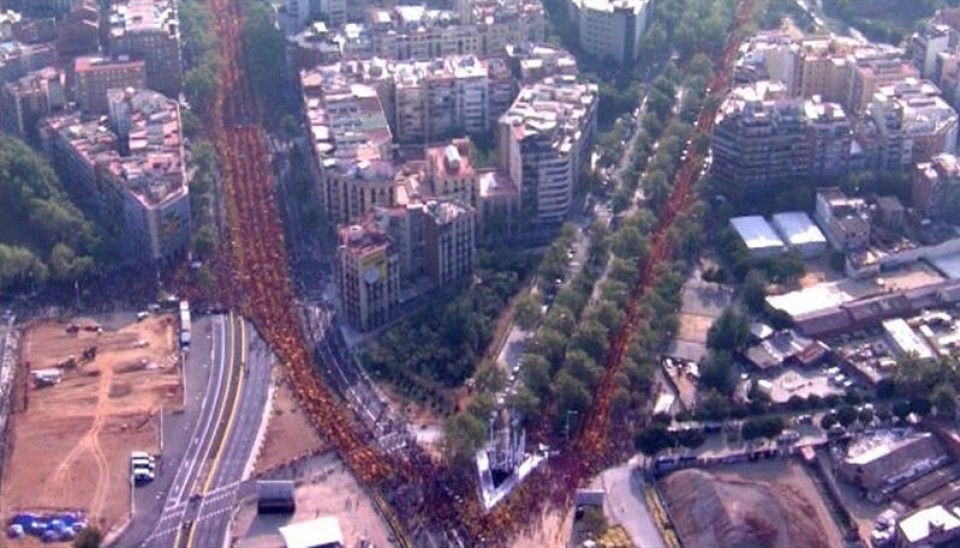 Una imagen de la V gigante de la Diada catalana en Barcelona. EFE