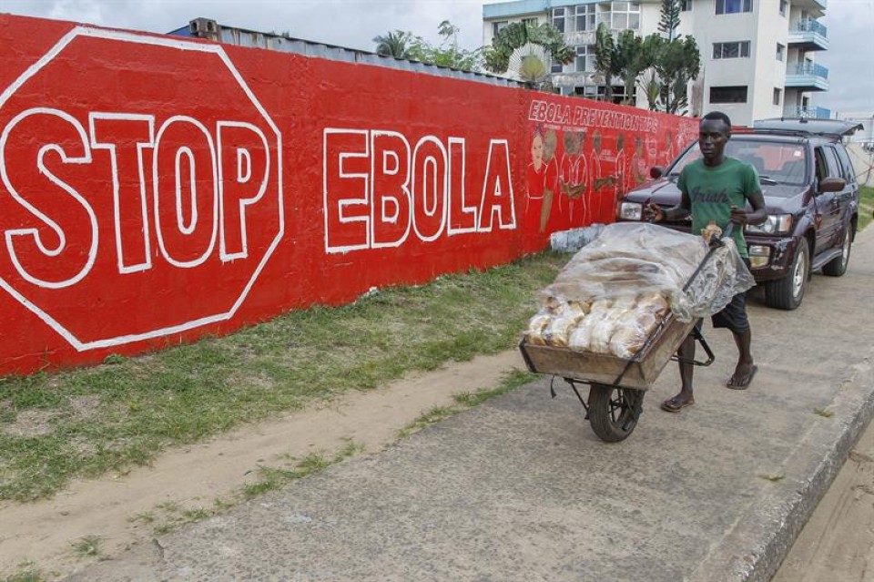 Pintada contra el ébola en Liberia.