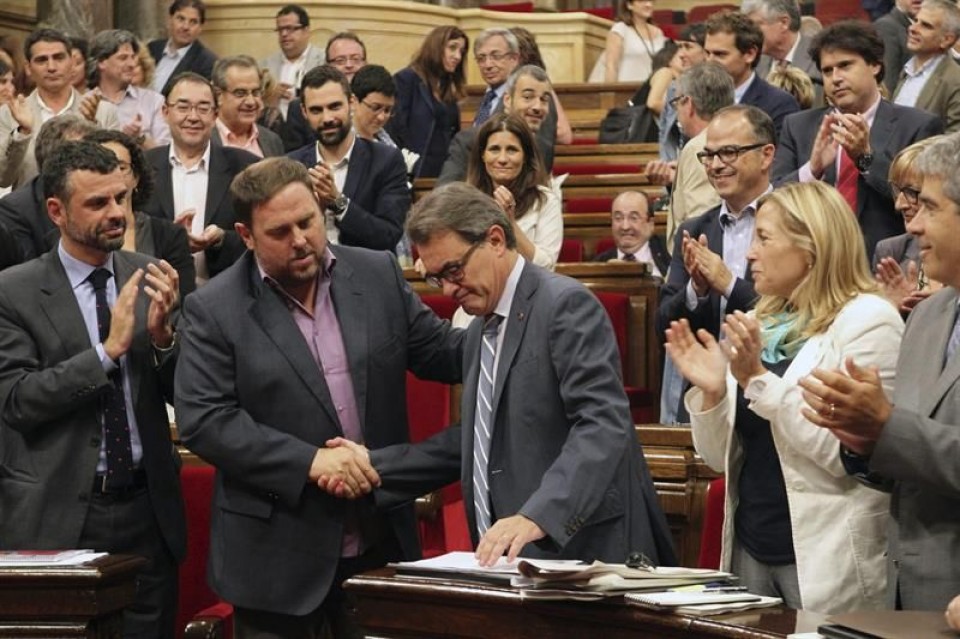 Artur Mas estrecha la mano a Oriol Junqueras en el Parlament. Foto: EFE