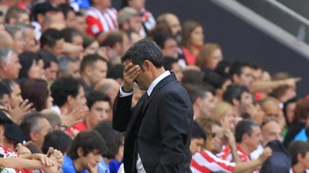 Ernesto Valverde se lamenta de uno de los errores de su equipo. Efe.