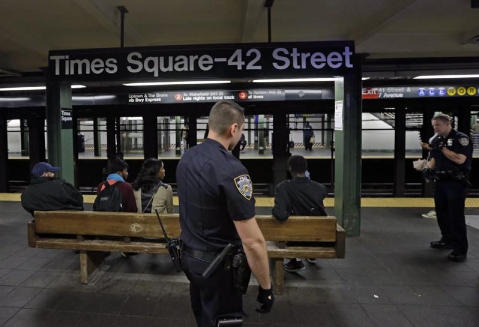Poliziak kontrolak egin ditu Times Squareko geltokian, New Yorkeko metroan. Argazkia: EFE