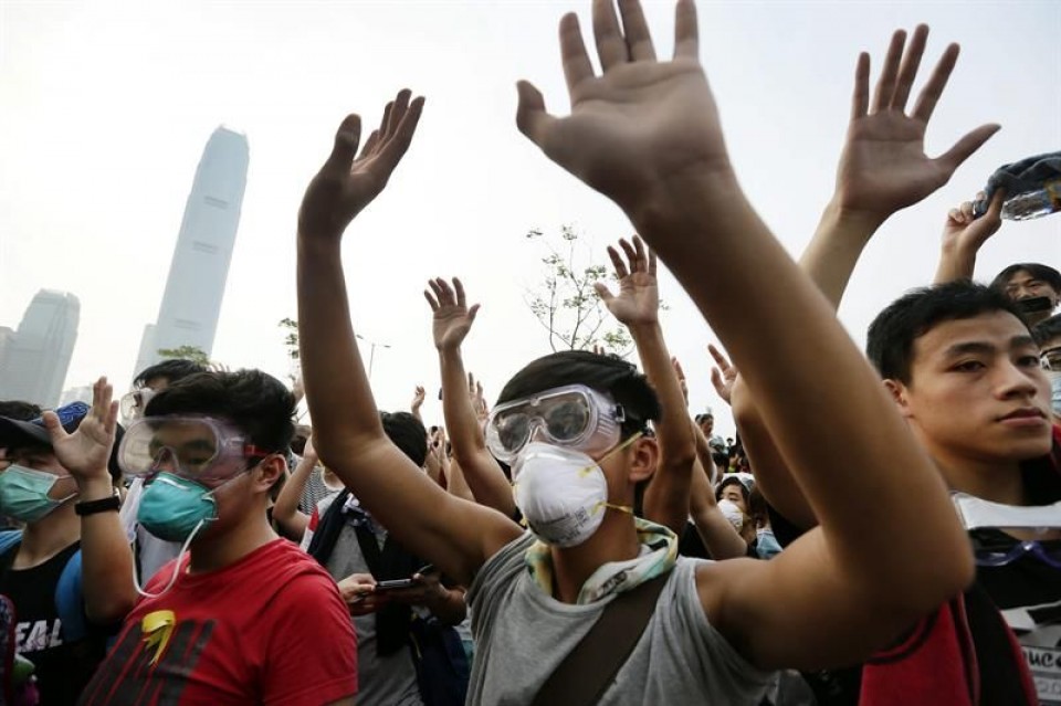 Manifestantes protestan en los alrededores de las oficinas del Gobierno en Hong Kong. EFE