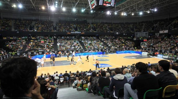 Miribilla acoge este domingo el derbi entre Bilbao Basket y Laboral Kutxa. Efe.
