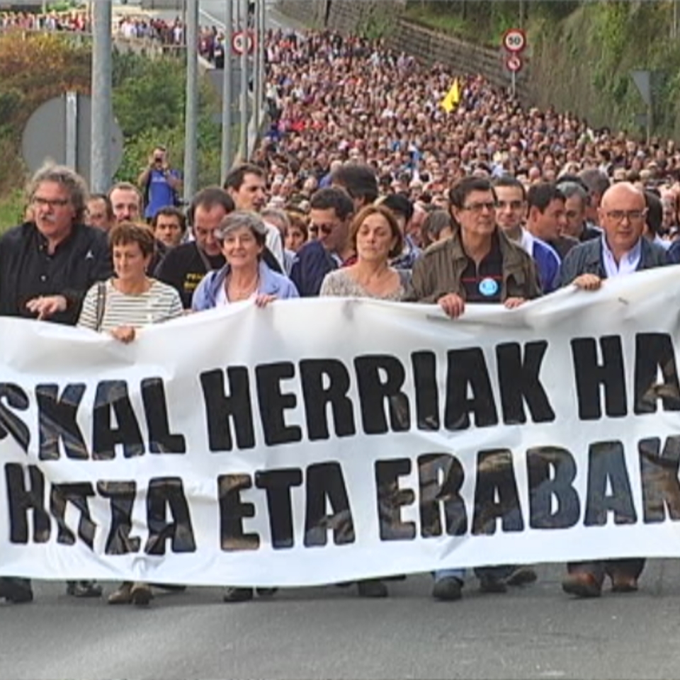 Manifestación en Elgoibar, con más de 200 adhesiones de diferentes personalidades. Foto: EiTB