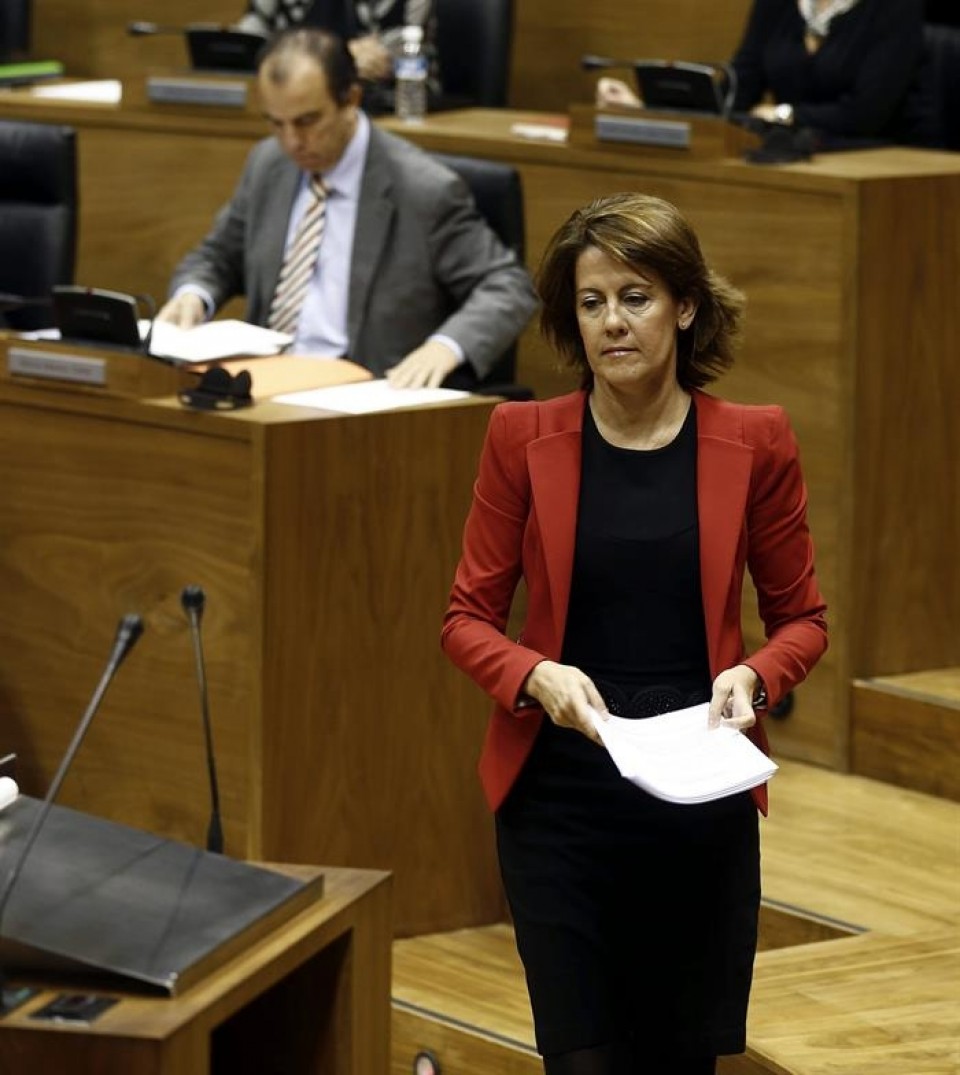 Yolanda Barcina, en una sesión del Parlamento navarro. EFE