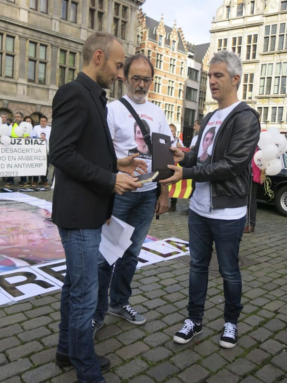 Pedro Egiluz (centro), en el acto de hoy en Amberes. Foto: EFE
