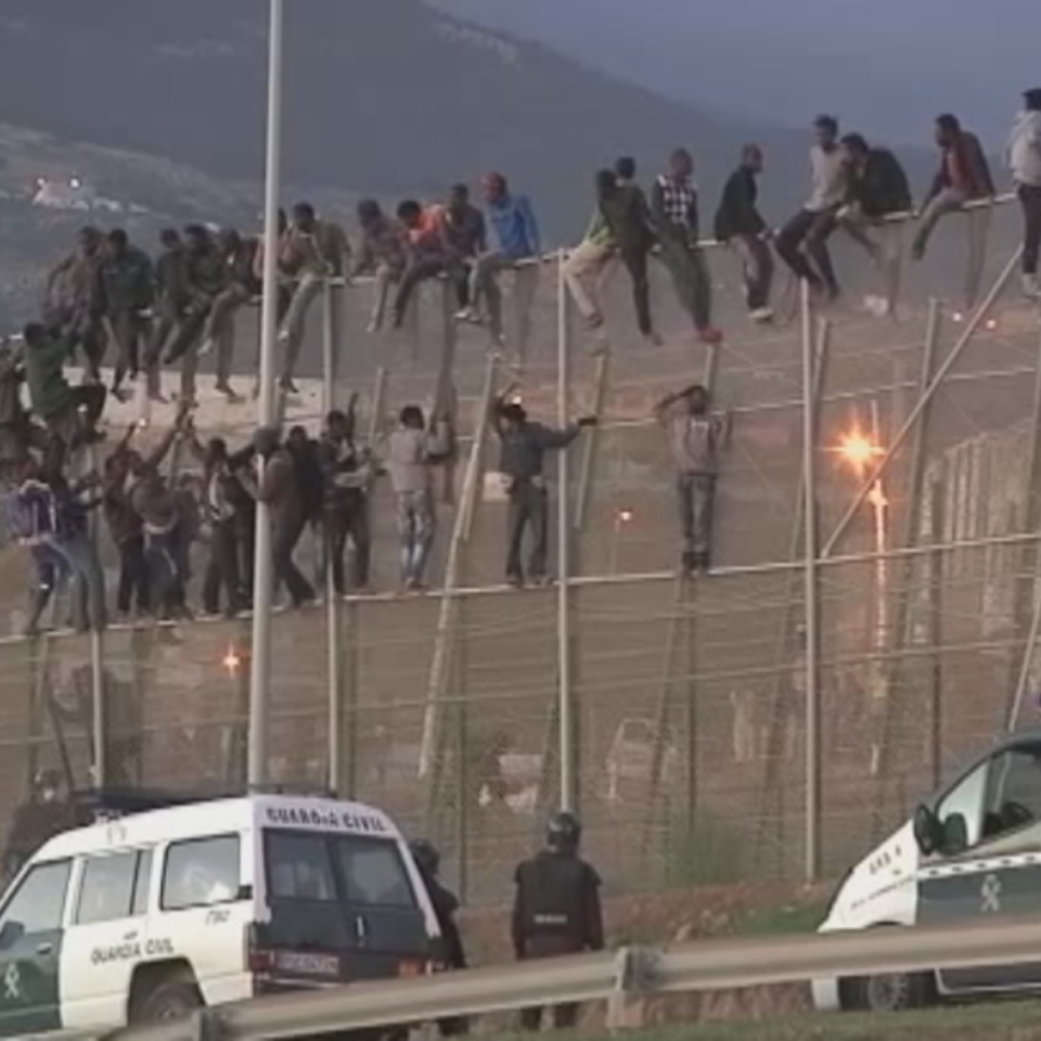 Inmigrantes subsaharianos intentan saltar la verja, en Ceuta. Foto de archivo: EFE