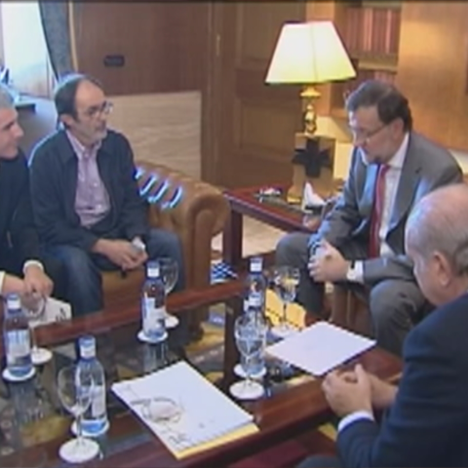 Mariano Rajoy recibe al padre de Hodei Egiluz y al alcalde de Galdakao, Ibon Uribe.