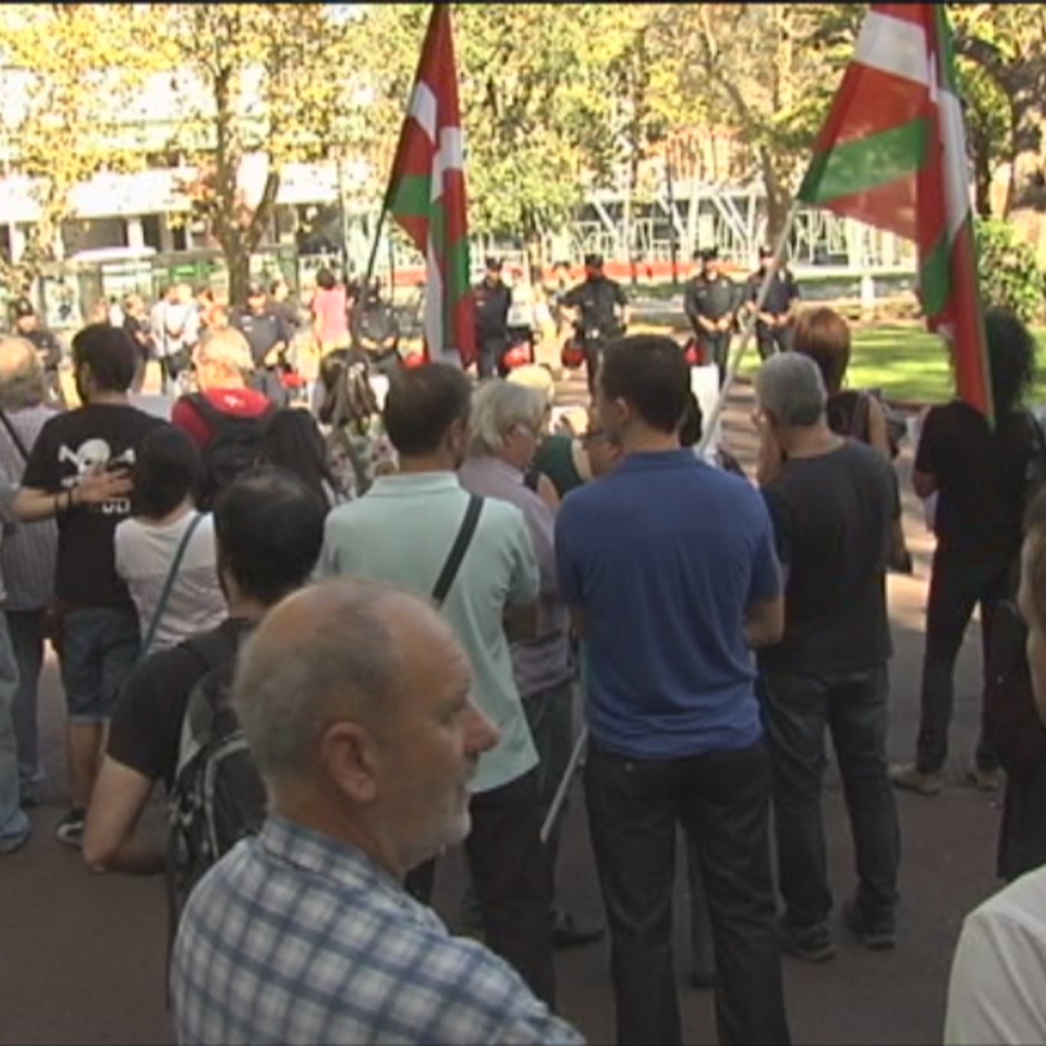 Concentración de EH Bildu y Ezker Anitza en protesta por la visita de Felipe VI a Bilbao