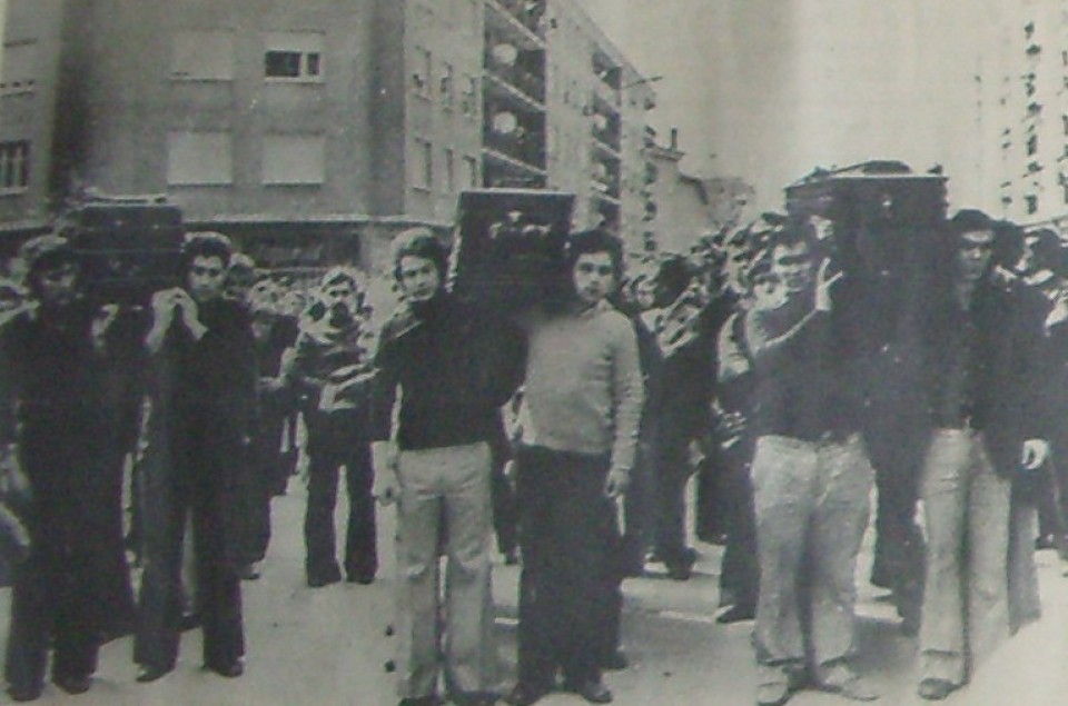 Funeral por los trabajadores asesinados el 3 de marzo de 1976. 