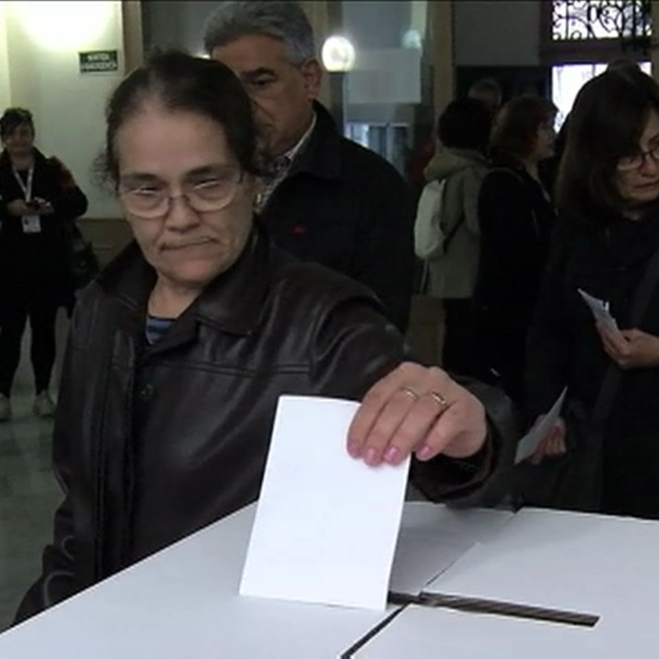 Una ciudadana vota en el proceso participativo del 9-N. EiTB