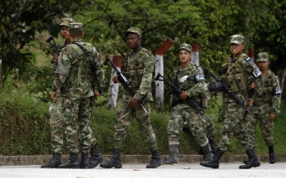 Soldados colombianos patrullan tras el secuestro del general. Foto: EFE