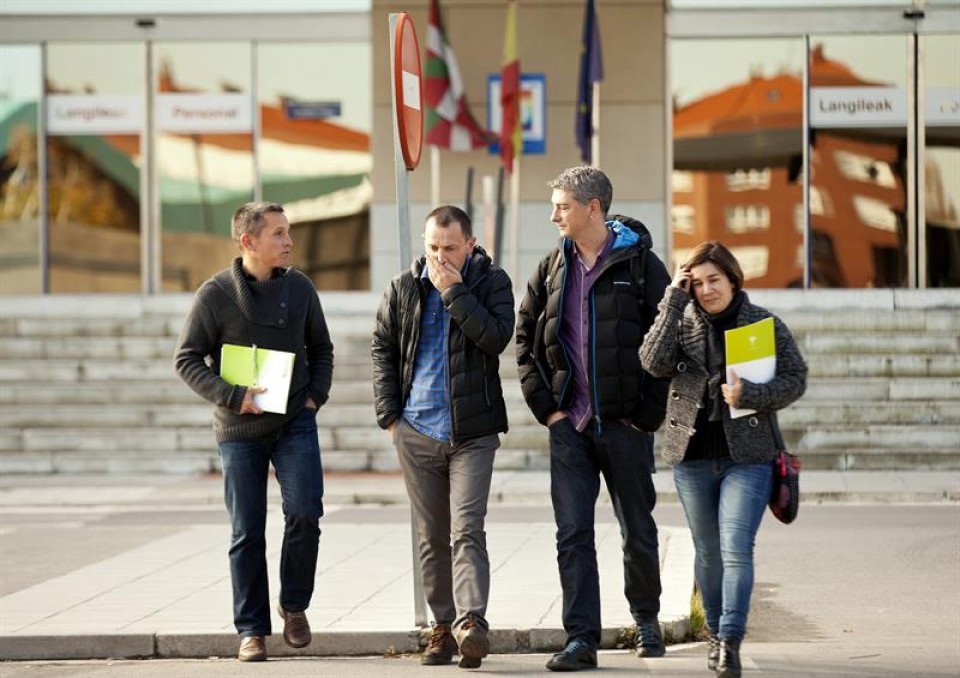Los representantes de EH Bildu, a su salida de la sede del Ejecutivo vasco en Vitoria-Gasteiz. EFE