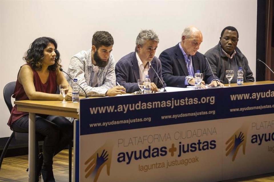Presentación de la plataforma Ayudas+Justas en Vitoria-Gasteiz. EFE