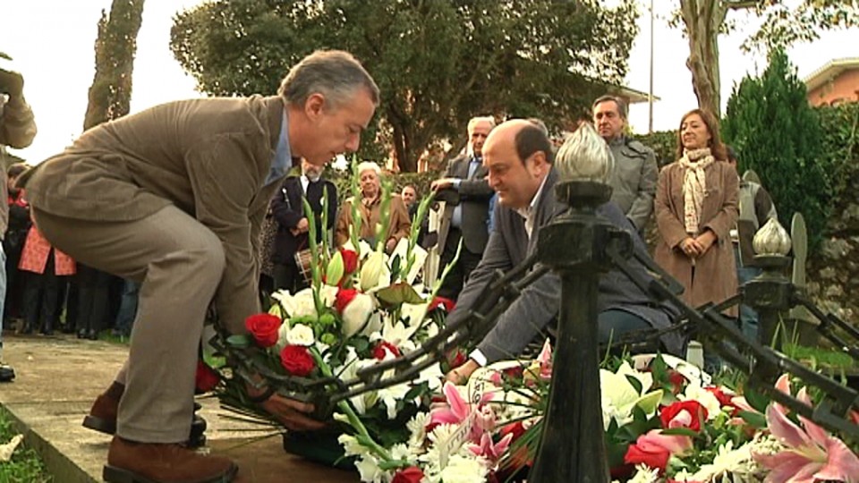 Urkullu y Ortuzar, en la ofrenda floral dedicada a Sabino Arana. Foto: EiTB