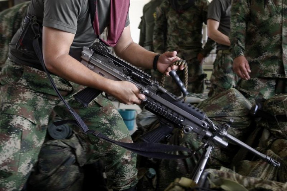 Soldados colombianos, antes de iniciar una operación. EFE