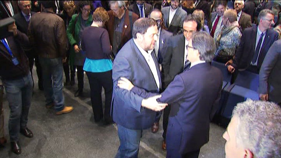 Saludo entre Oriol Junqueras y Artur Mas.