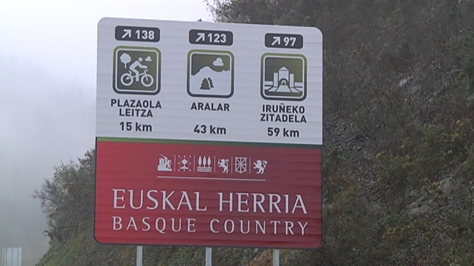 Señales con la marca 'Euskal Herria-Basque Country' en las carreteras de Gipuzkoa. Foto: EiTB