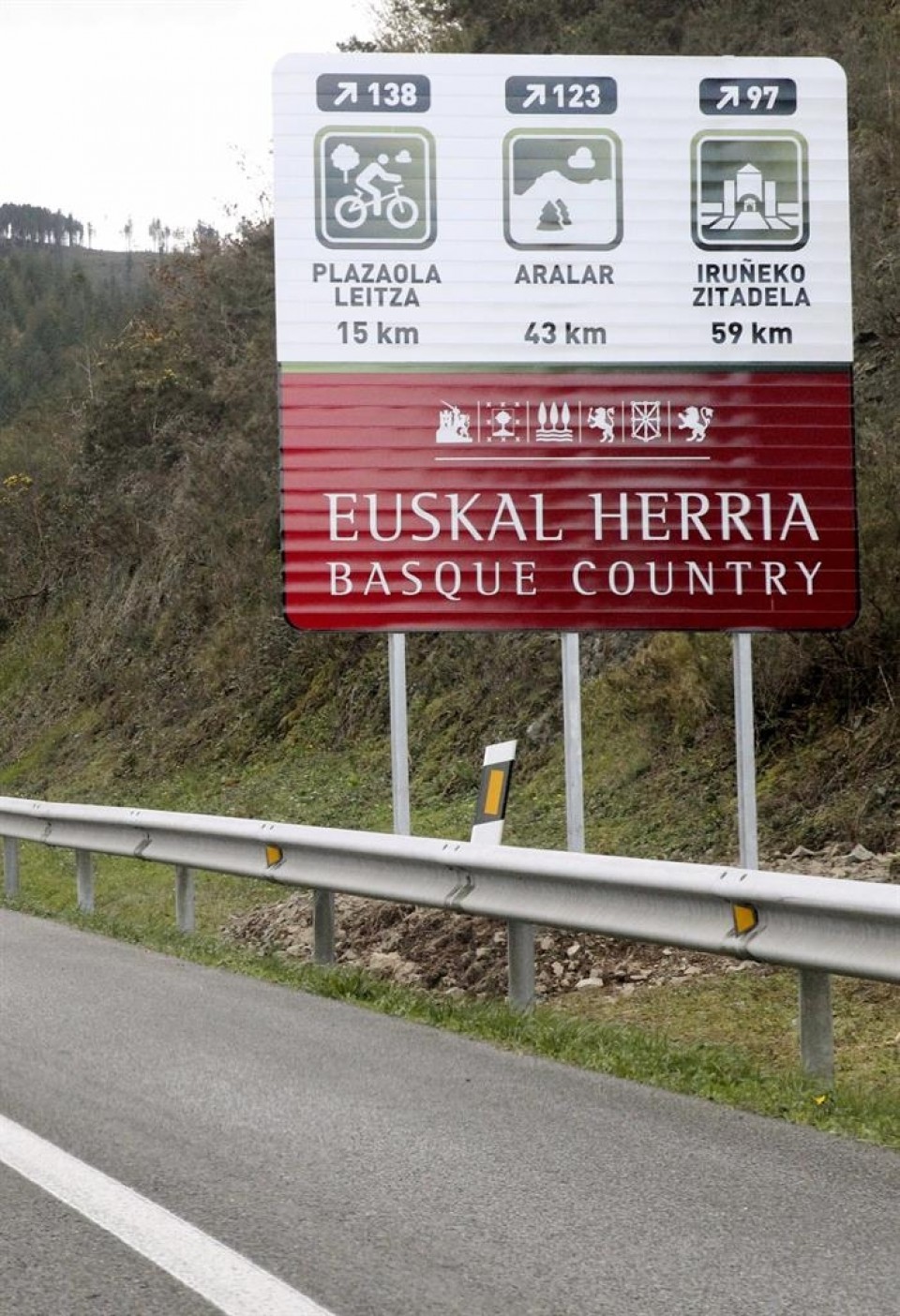 La Diputación de Gipuzkoa ha colocado varias señales como esta en las carreteras. Foto: EFE