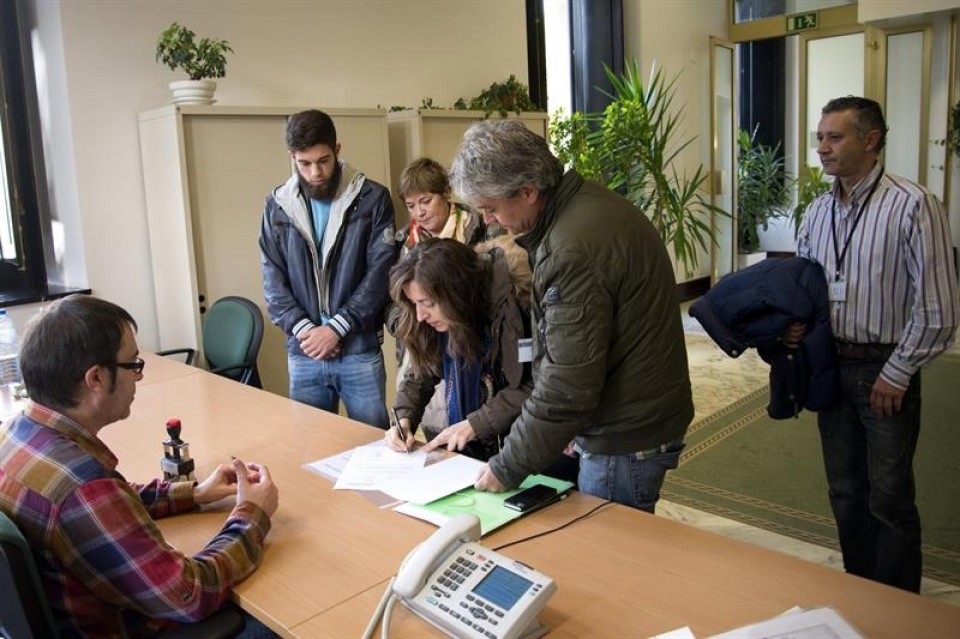 Miembros de Ayudas+Justas registran en el Parlamento Vasco la ILP para endurecer la RGI. EFE