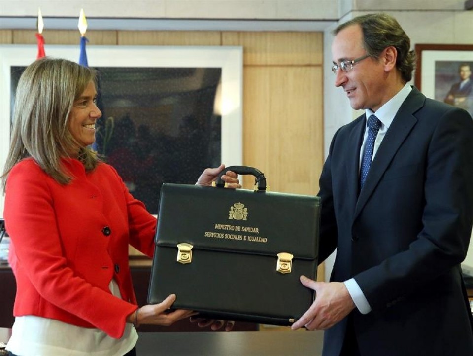 Ana Mato junto al nuevo ministro de Sanidad, Alfonso Alonso.