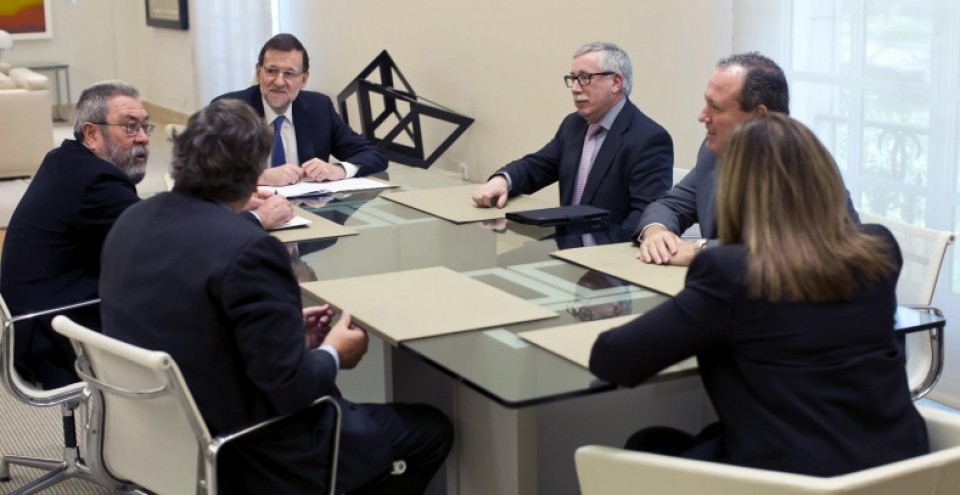 Imagen de la reunión, en marzo, de Rajoy con representates de la patronal y sindicatos. EFE