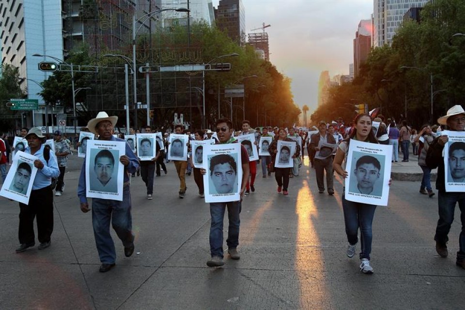 Manifestación en Ciudad de México para exigir justicia por los estudiantes. EFE