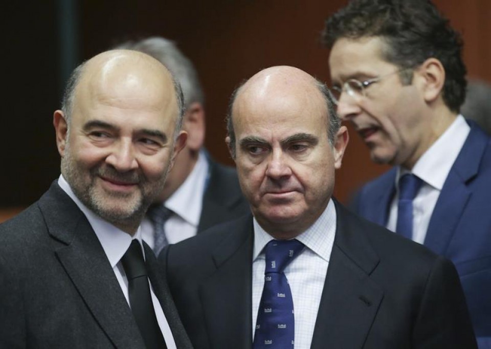 Luis de Guindos, Pierre Moscovici Ekonomia Gaietako komisario europarrarekin batera. EFE