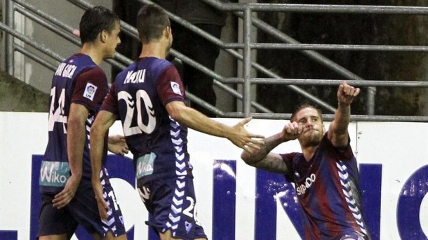Albentosa celebra el gol marcado al Almería. Efe.