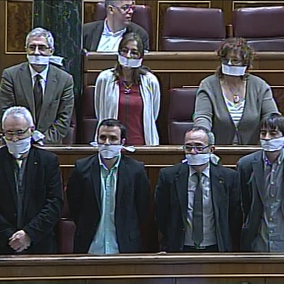 Los siete diputados de la Izquierda Plural amordazados en el Congreso. Foto: EFE