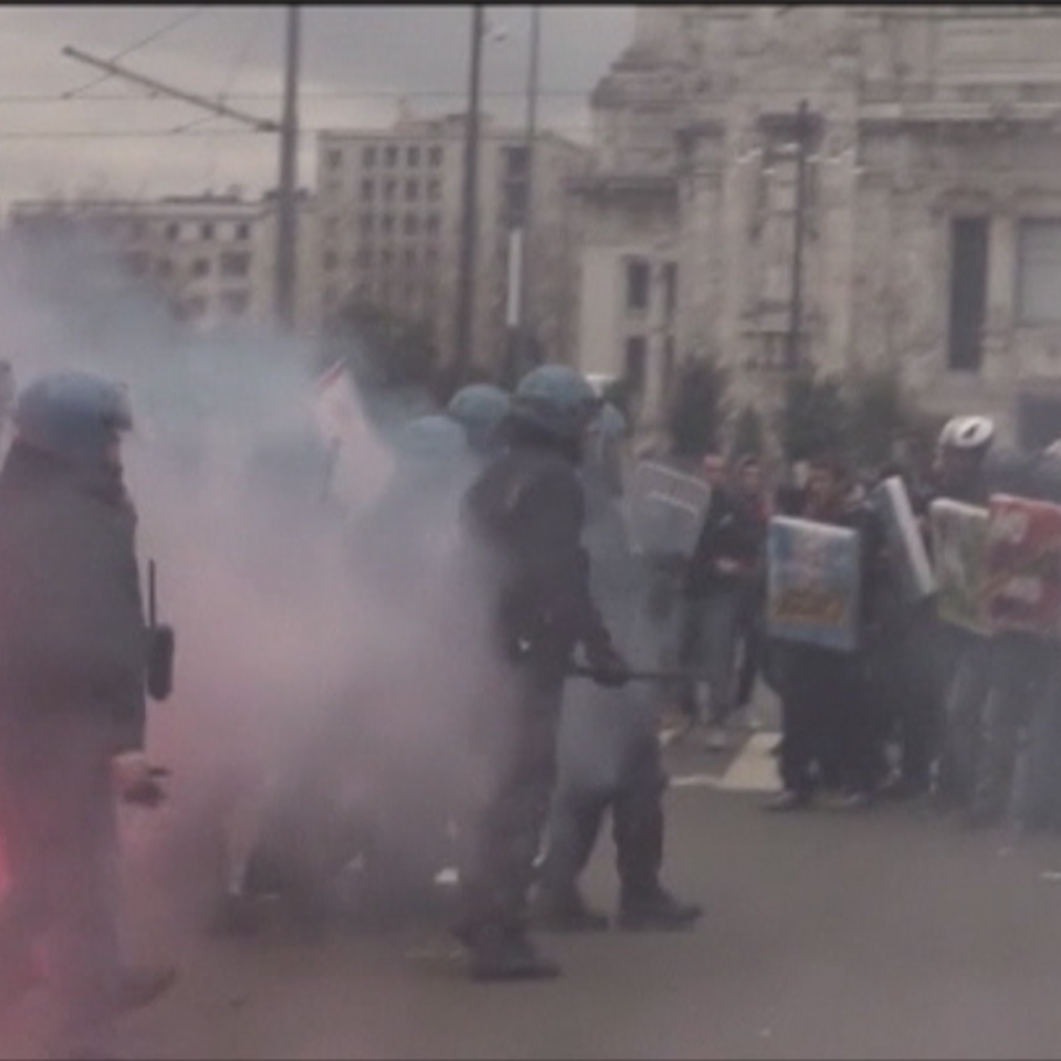Polizien eta manifestarien arteko istiluak izan ziren Milango kaleetan. EFE