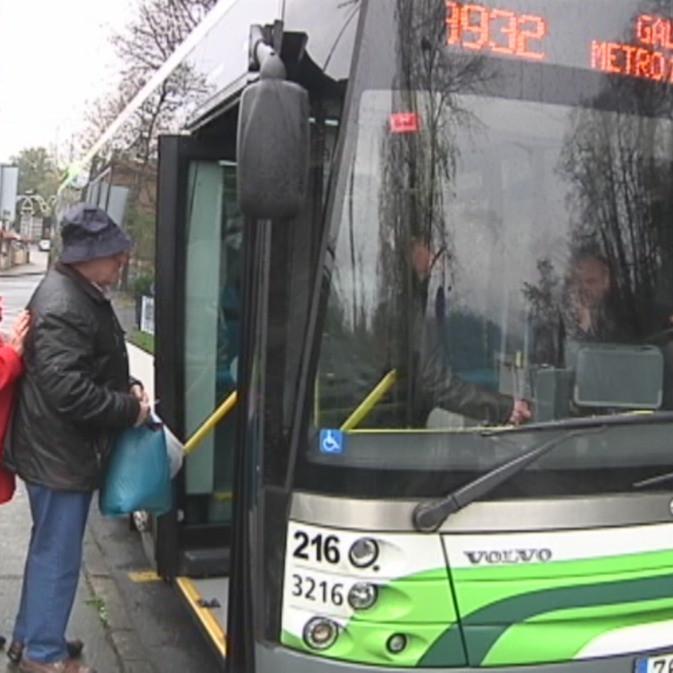 Galdakao metroarekin lotzen duen autobusa, geltokira iritsi ezinda