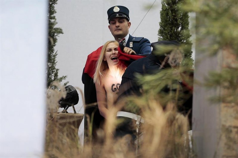 Una activista de Femen intenta llevarse el niño Jesús del Vaticano