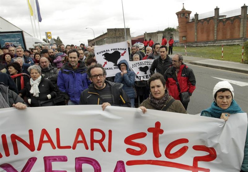 Sortu pide el fin de la política penitenciaria ante la cárcel de Basauri. Foto: EFE