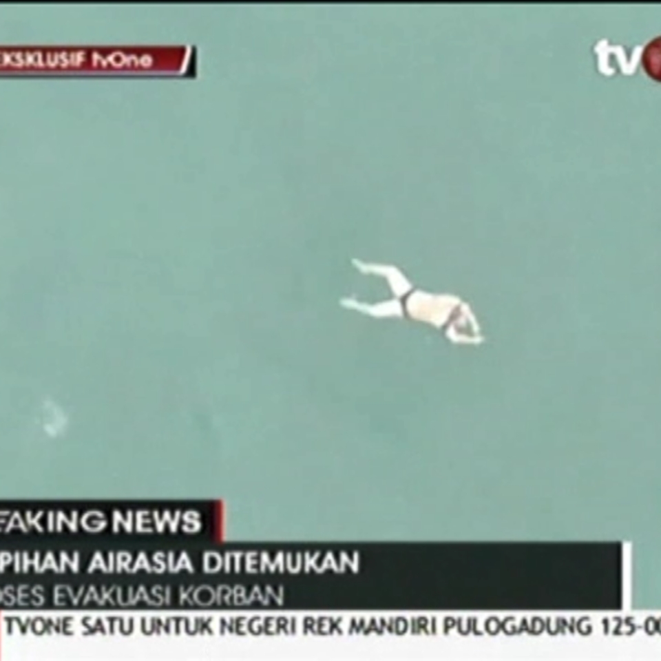 Divisan varios cadáveres del avión de AirAsia siniestrado