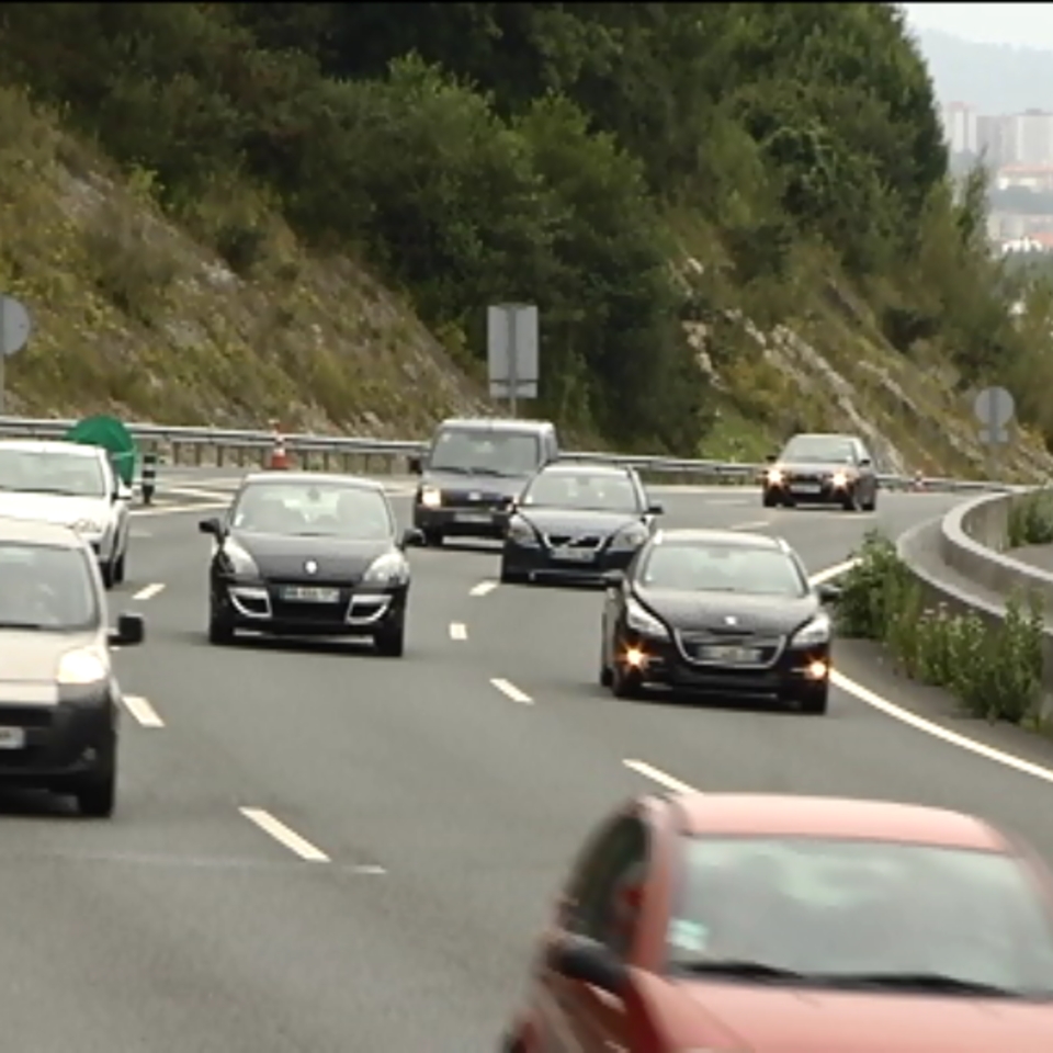 Este año se esperan 15.000 vehículos más en las carreteras vascas. EiTB