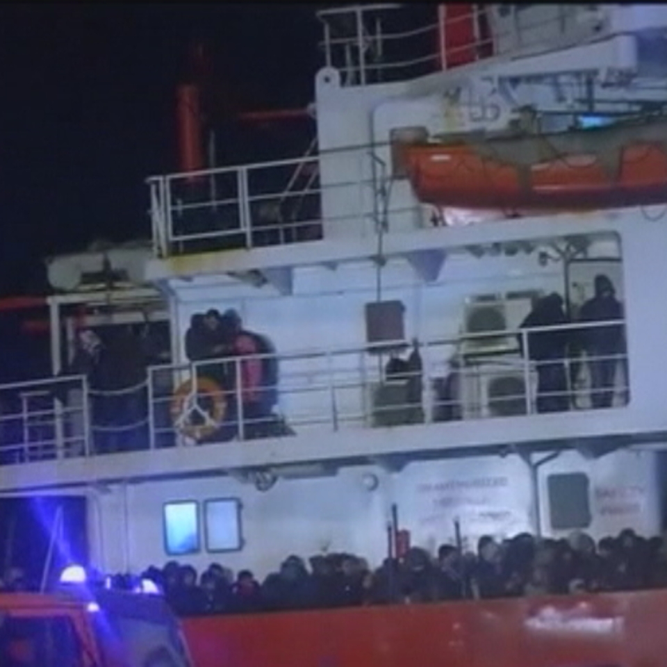 Desembarcan en Italia cientos de inmigrantes del mercante 'Ezadeen'