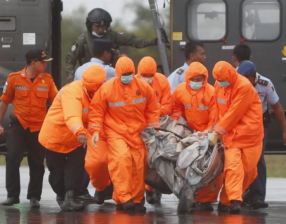 Indonesia ha recuperado ya 34 cadáveres del vuelo de AirAsia