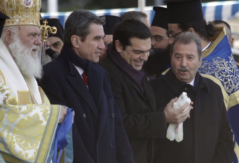 Alexis Tsipras, líder de Syriza, sostiene una paloma en la ceremonia de la Epifanía ortodoxa. EFE