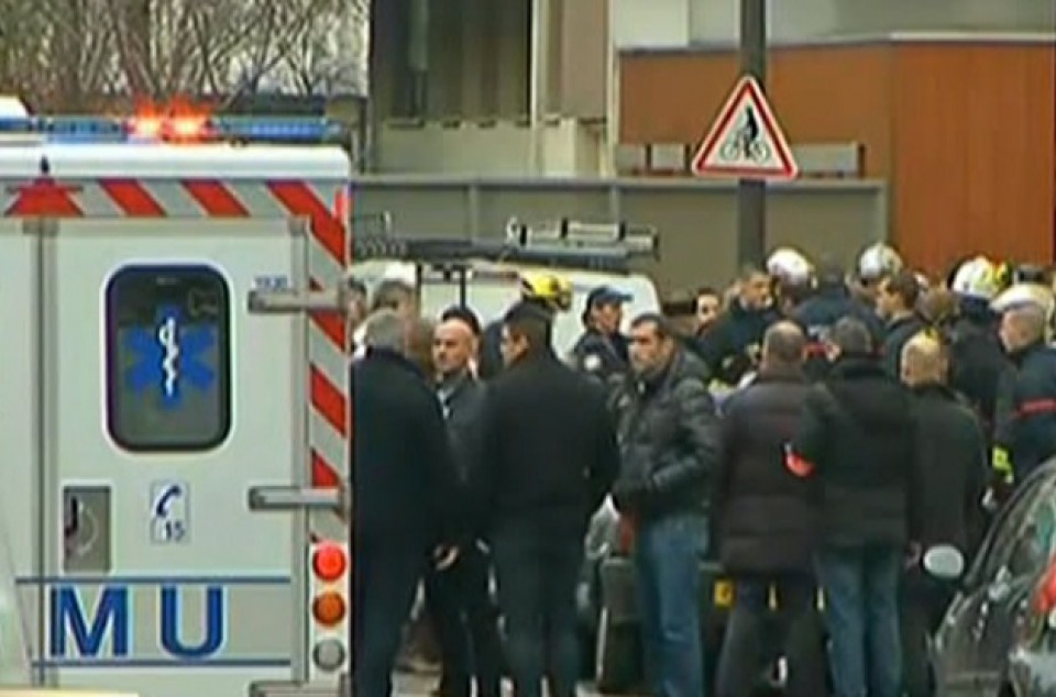 Imagen del exterior del atentado contra la revista Charlie Hebdo. Foto: APTN