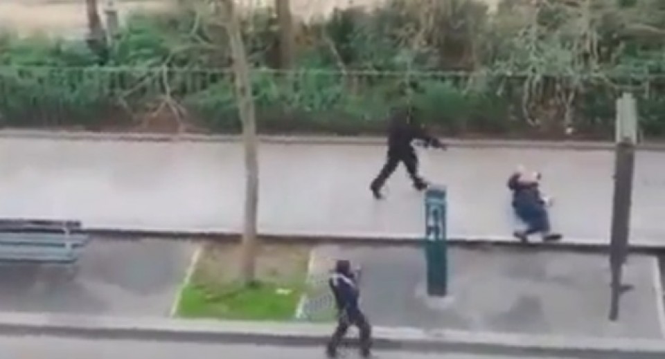 Un vídeo muestra el momento en que los atacantes disparan a un policía