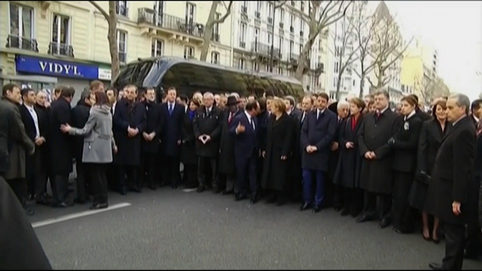 Entre los asistentes están Hollande, Merkel, Cameron, Juncker y Rajoy, entre otros. Foto: EiTB