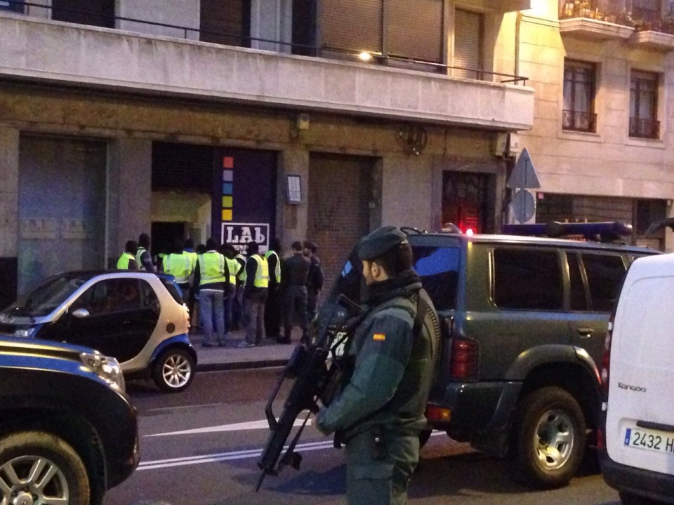 La Guardia Civil registra esta mañana la sede de LAB en Bilbao. Foto: Iratxe Etxebarria