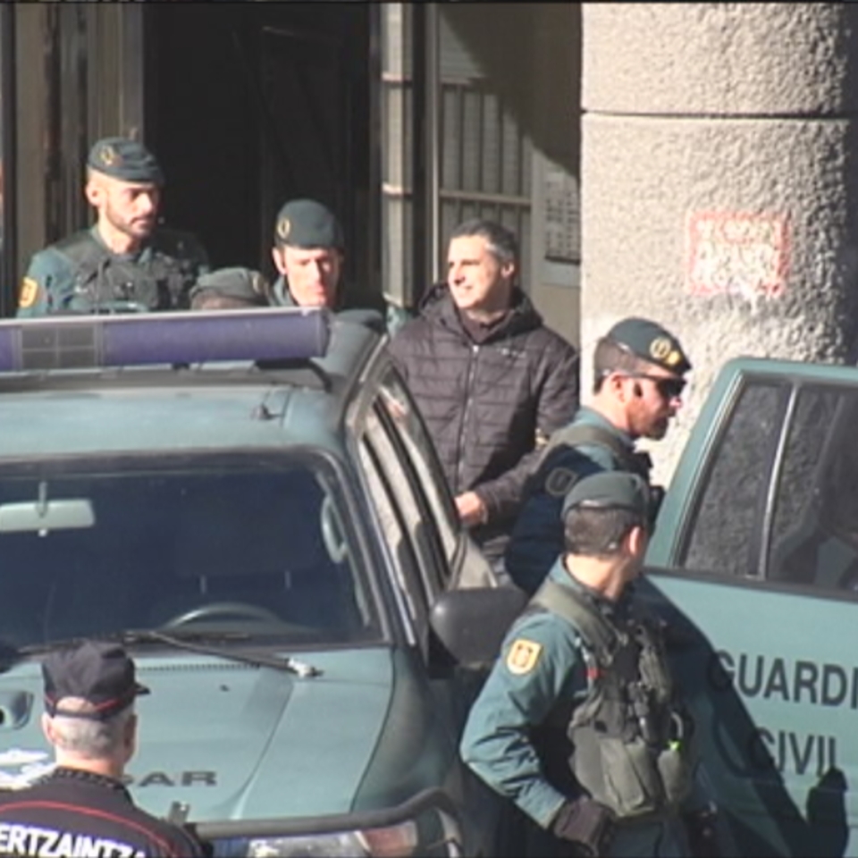 La Guardia Civil registra esta mañana la sede de LAB en Bilbao. Foto: Iratxe Etxebarria