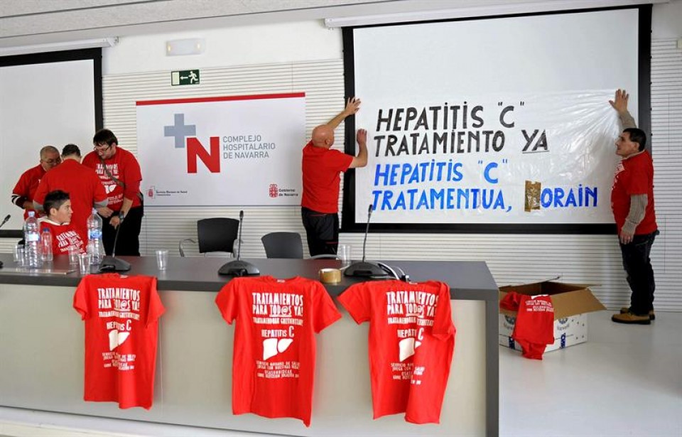 Unos 30 afectados por la hepatitis C se encierran en el Hospital de Navarra.