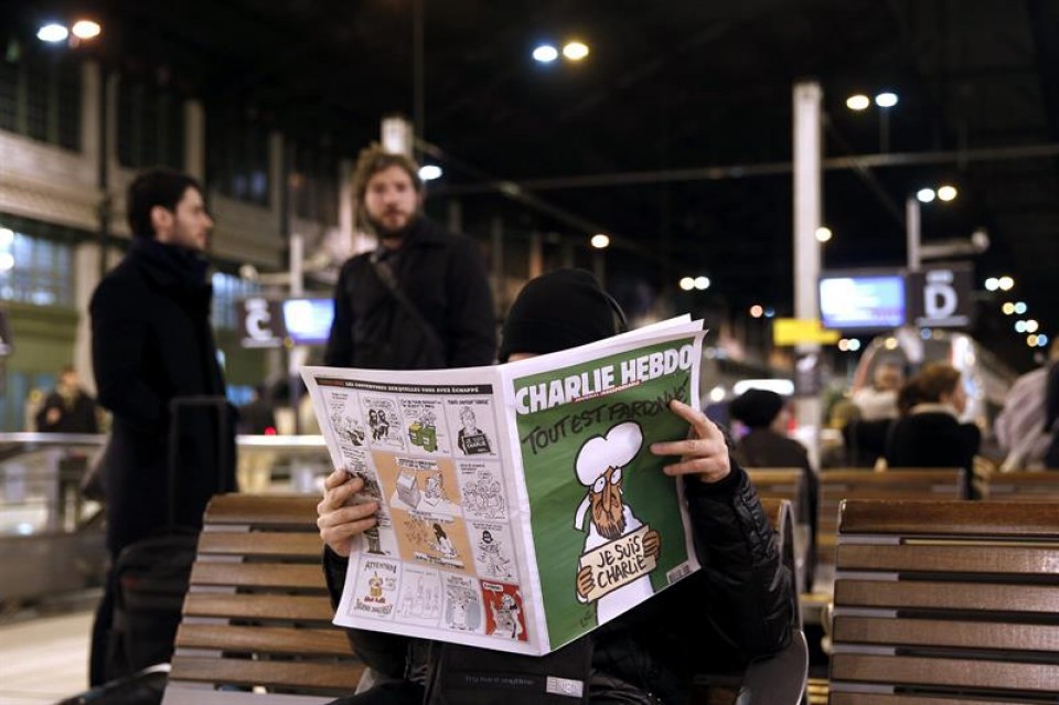 Un lector con el nuevo número de 'Charlie Hebdo'. EFE