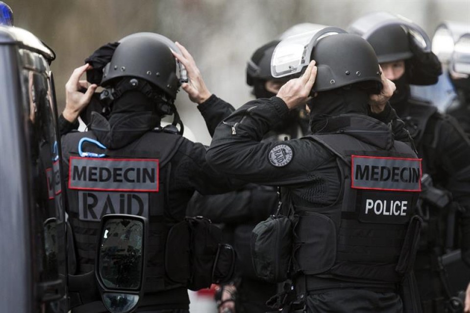 Policías en Paris, tras el atentado contra Charlie Hebdo. Foto: EFE