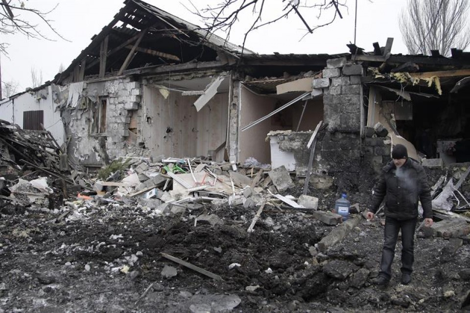 Un hombre observa los daños de una vivienda tras un bombardeo en Donetsk. Foto: EFE